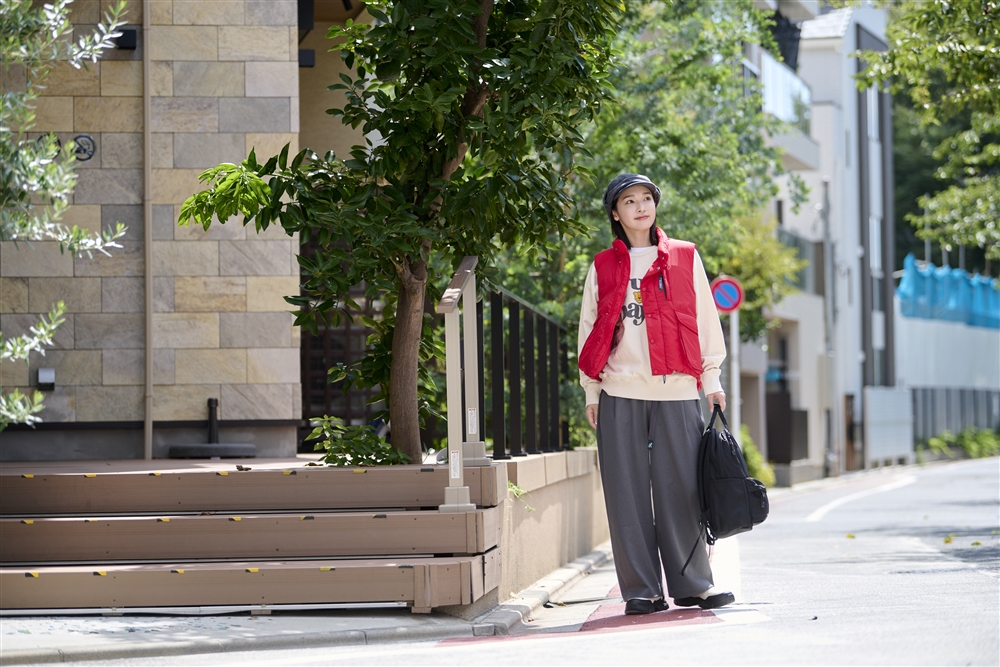 屋外, 建物, 女性, 若い が含まれている画像自動的に生成された説明