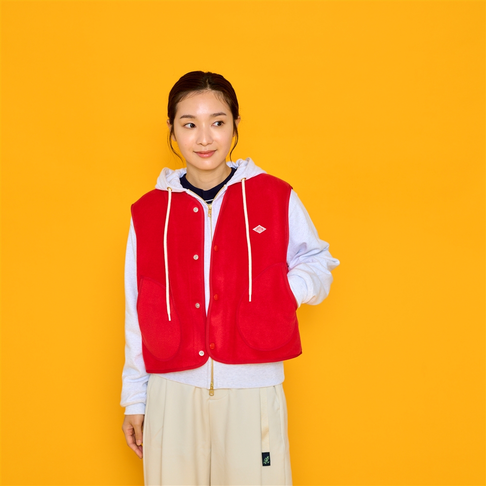 人, 屋内, 立つ, 男 が含まれている画像自動的に生成された説明