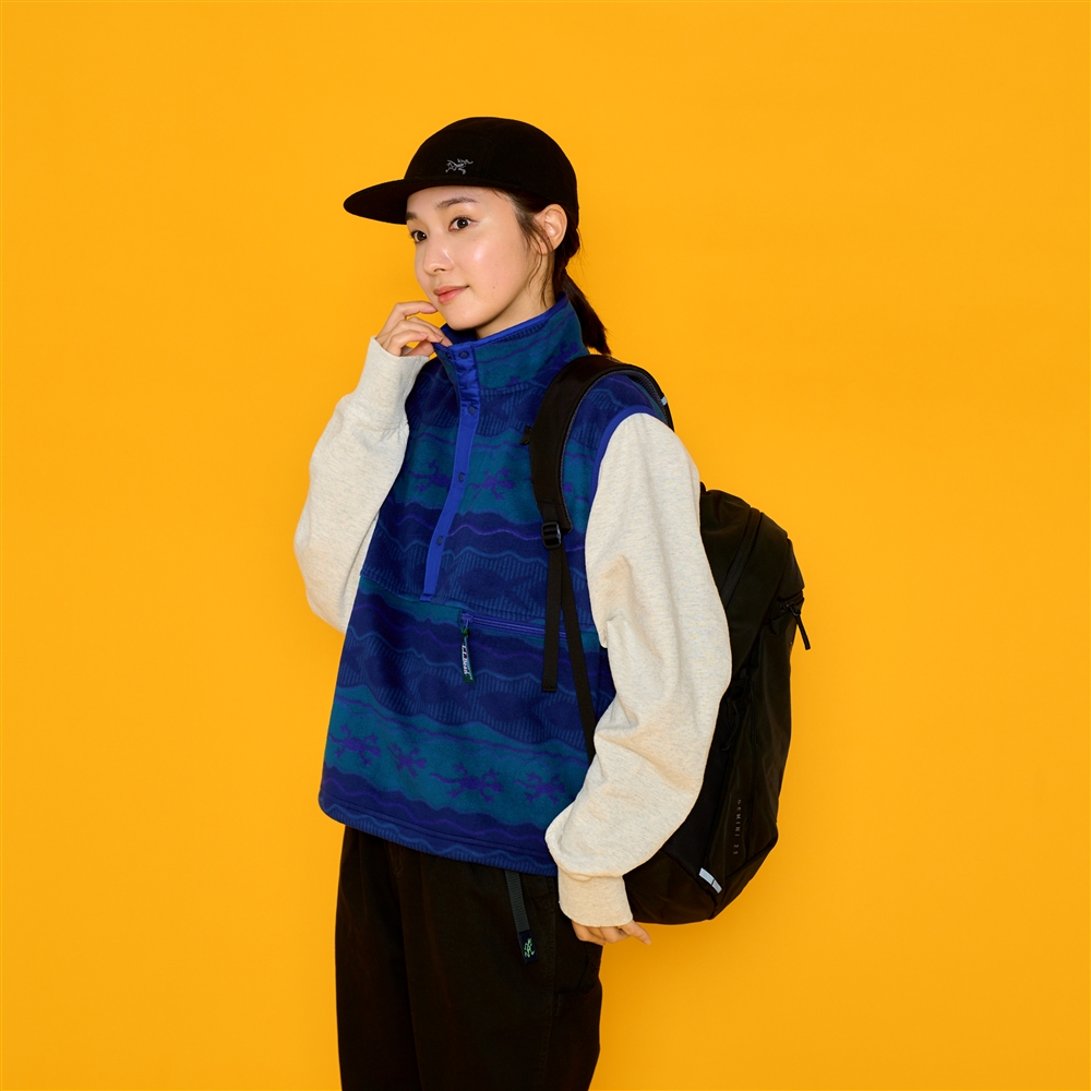 人, 立つ, 女性, 若い が含まれている画像自動的に生成された説明