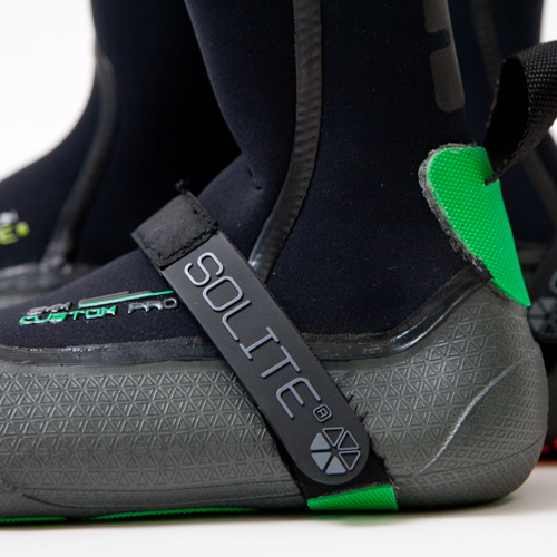 自分の足型に成形できる『熱成形ブーツ』がサーフブーツで登場！